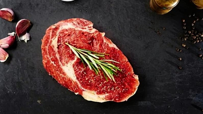 Proteína animal pode trazer vantagens apenas para quem tem mais de 65 anos