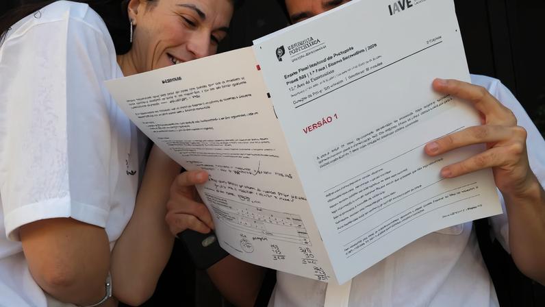 Polémica envolve repetição de cartoon em exame de Português e manual de apoio
