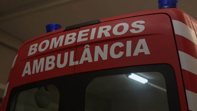 Ferido em colisão entre carro e ambulância na Avenida Lusíada, Lisboa