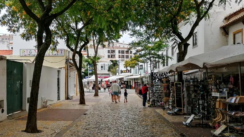 Redução de horários para mitigar ruído preocupa comércio de Albufeira