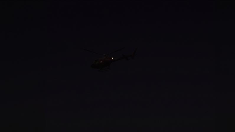 Um helicóptero voa no céu