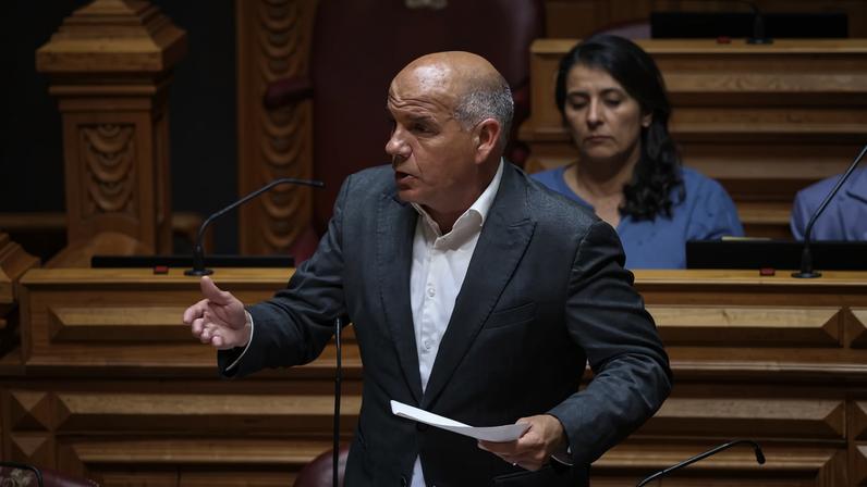 Líder do PCP chama à adesão à greve geral contra pacote laboral do Governo