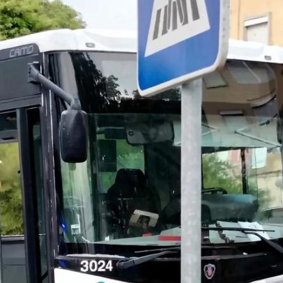 Morte e dois feridos em colisão entre autocarro e carro em Cascais
