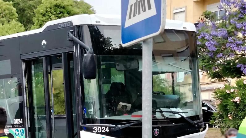 Morte e dois feridos em colisão entre autocarro e carro em Cascais