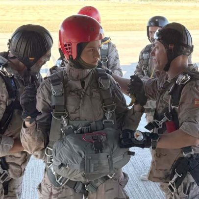 Princesa Leonor faz história ao salto de paraquedas e recebe distintivo militar
