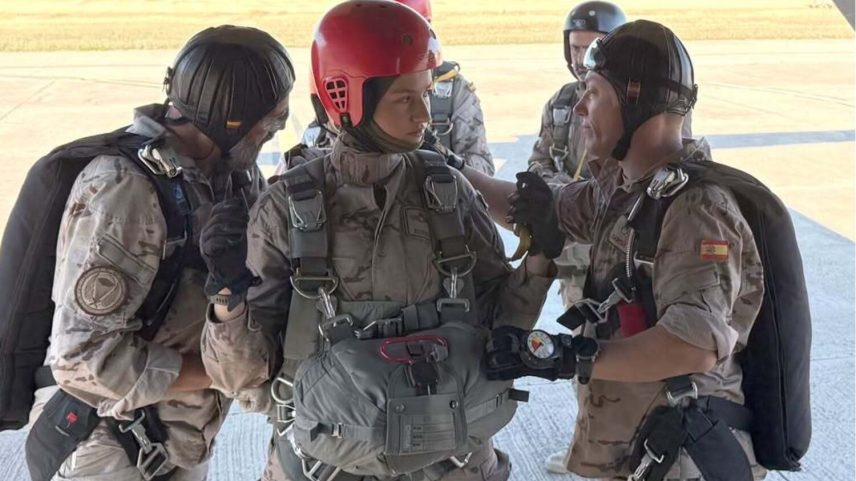 Princesa Leonor faz história com salto de paraquedas e recebe distintivo militar