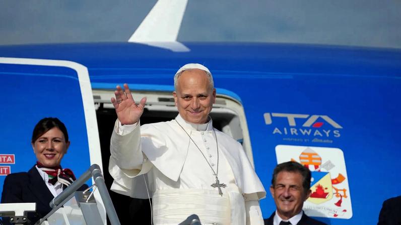 Papa Leão XIV chega ao Aeroporto Internacional Leonardo da Vinci em Fiumicino para partir em direção a Espanha