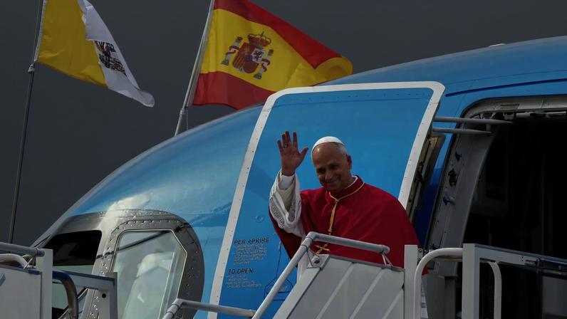 Papa Leão XIV chega ao Aeroporto Internacional Adolfo Suárez de Madrid