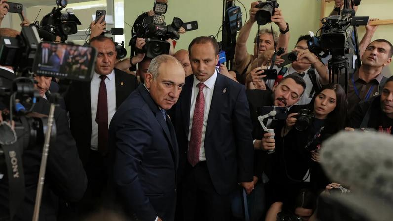 Urnas abertas na Arménia para legislativas marcadas por desinformação pró-Rússia