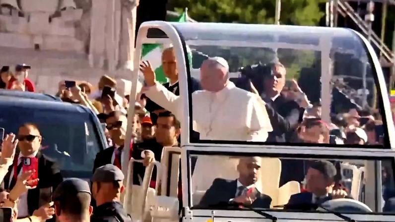Milhares chegam a Madrid para ouvir o Papa, que diz não temer a paz