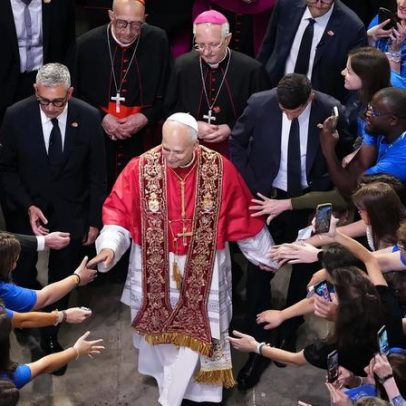 Papa Leão XVI visita o estádio do Real Madrid e demonstra carinho pelas crianças