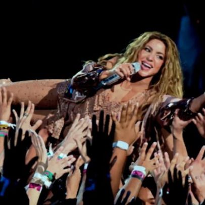 Shakira canta antes do início do Mundial