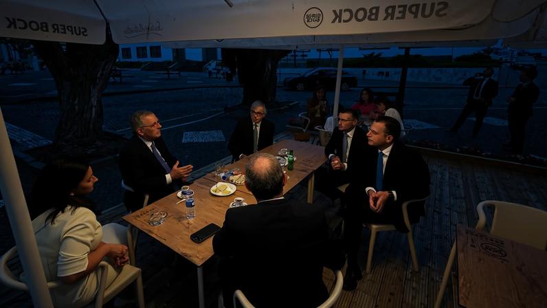 Montenegro partilha foto em esplanada com Seguro e Aguiar-Branco