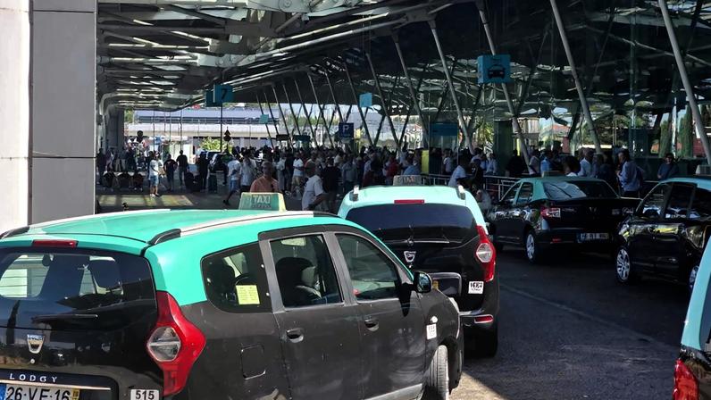 Taxistas bloqueiam praça de táxis no Aeroporto de Lisboa em protesto espontâneo