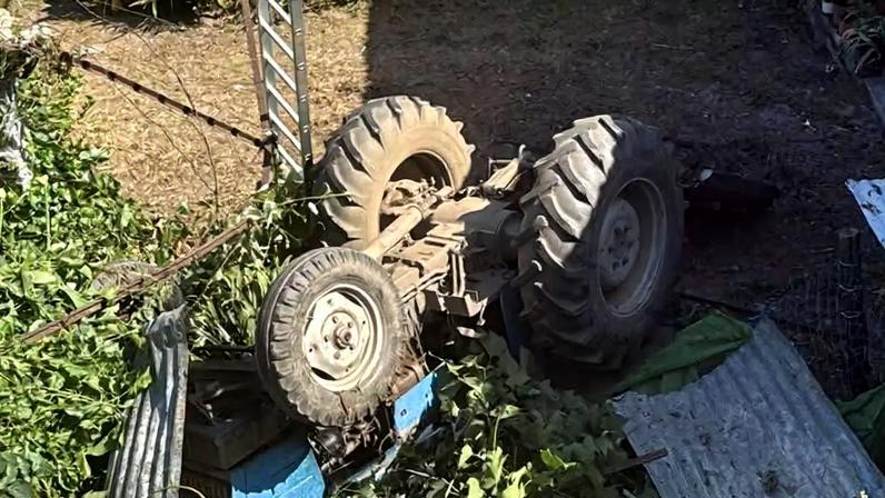 Trator despista-se e cai num galinheiro em Fafe