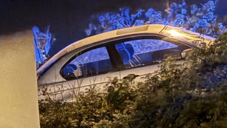 Carro despista-se em Cascais e fica em risco de queda de encosta