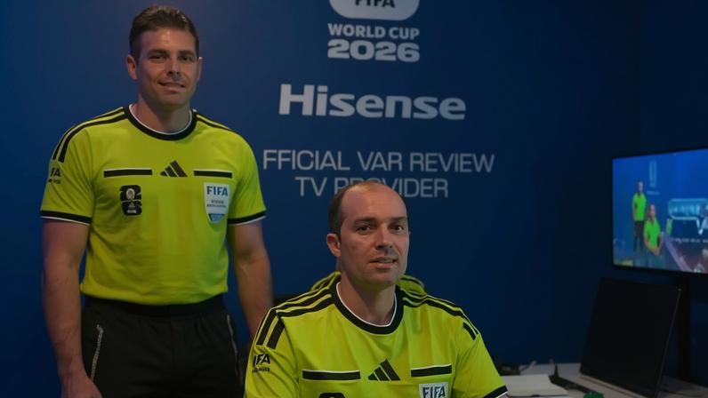 FIFA iliba videoárbitro Shaun Evans após alegado gesto supremacista