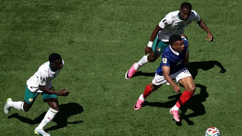 França bate Senegal com histórico 'bis' de Mbappé