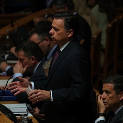 Montenegro não defende descida da idade da reforma após IL questionar Chega