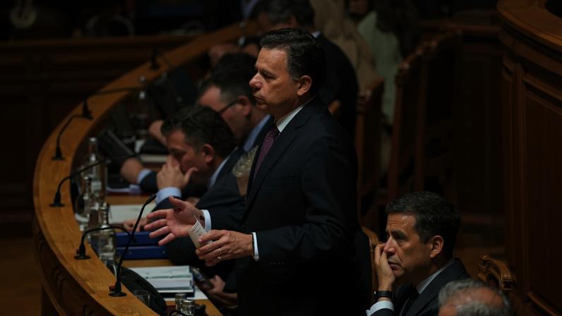 Montenegro não defende descida da idade da reforma após IL questionar Chega