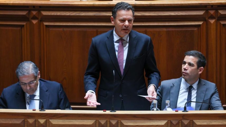 Governo de Montenegro disponível para negociar pacote laboral após aprovação