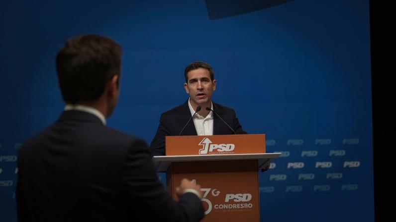 Leitão Amaro reage a voto de Ventura que emocionou líder da CGTP