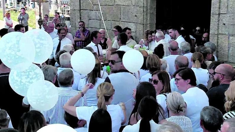 Balões brancos à saída do caixão da igreja