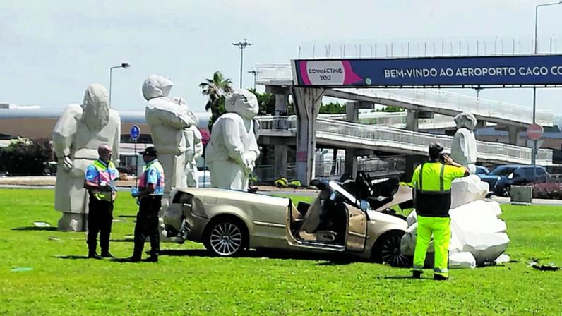 Condutor derruba estátua de pedra ao atravessar rotunda em Faro