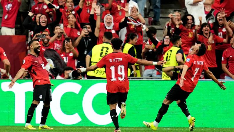 Jogadores da seleção do Egito celebram vitória frente à Nova Zelândia