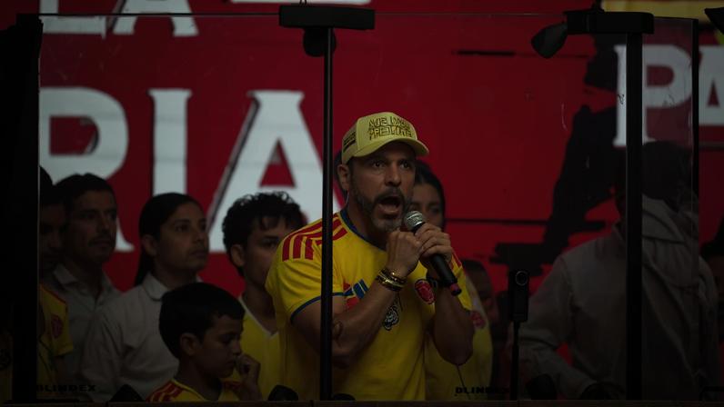 Abelardo De la Espriella, candidato presidencial, discursa num evento na Colômbia