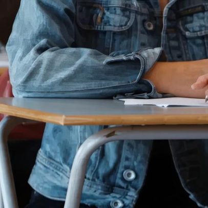 Alunos usam tecnologia para cábulas na escola, de brincos a óculos