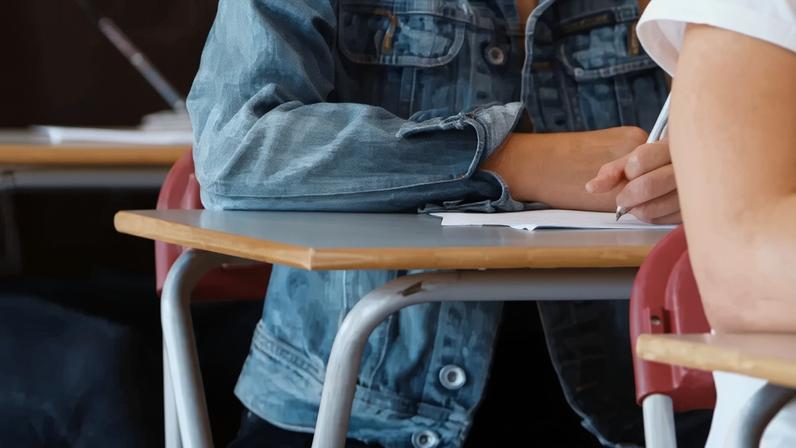 Alunos usam tecnologia para cábulas na escola, de brincos a óculos
