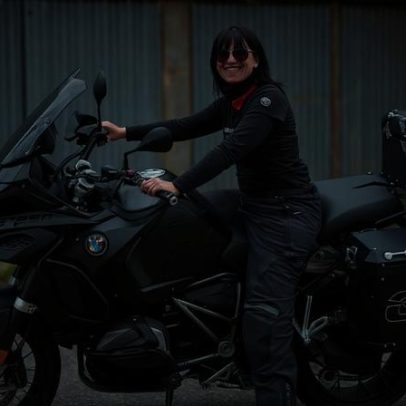 Empresária morre em acidente de moto diante do marido no aniversário