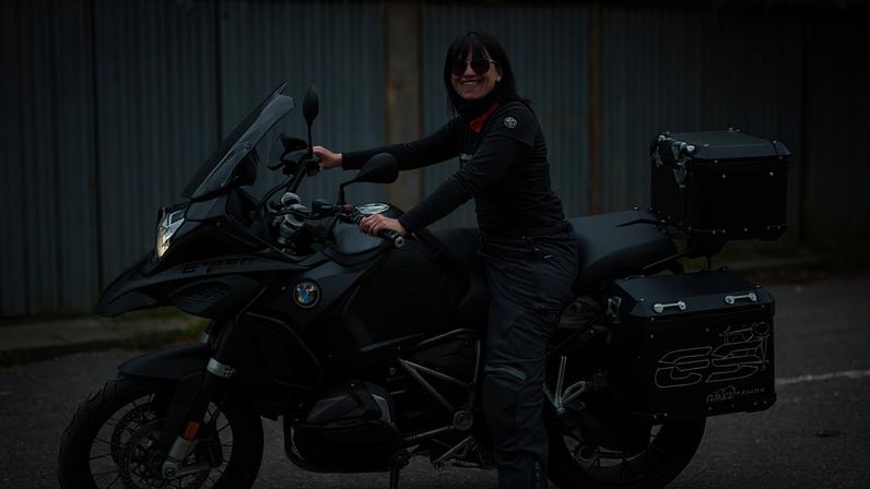 Empresária morre em acidente de moto diante do marido no aniversário