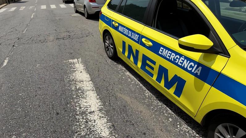 Quatro feridos em colisão entre dois carros na Fernão de Magalhães, Rio Tinto