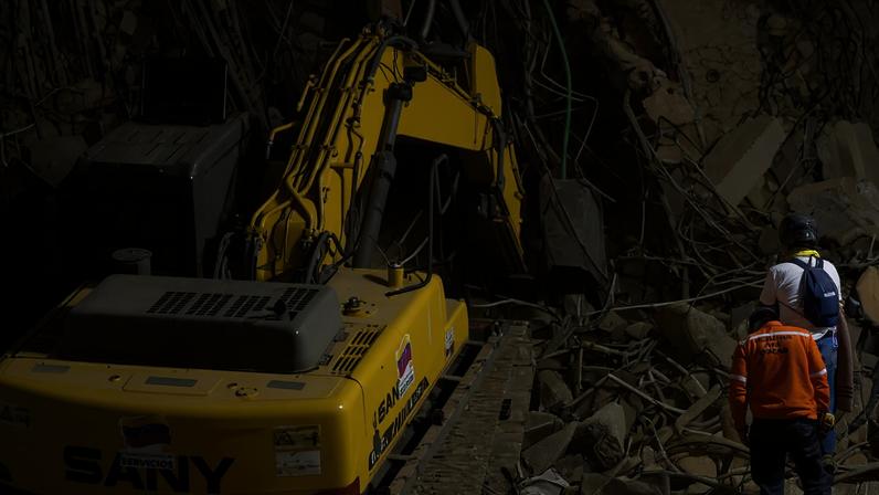 Equipas de resgate continuam a trabalhar no meio dos destroços na Venezuela