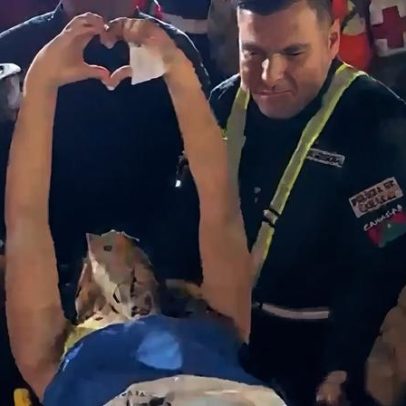 Jovem resgatada após 50 horas nos escombros na Venezuela, com bandeira erguida