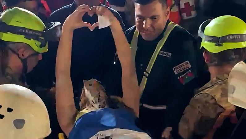 Jovem resgatada após 50 horas nos escombros na Venezuela, com bandeira erguida