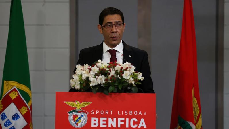 Rui Costa numa das várias intervenções durante a Assembleias do Benfica