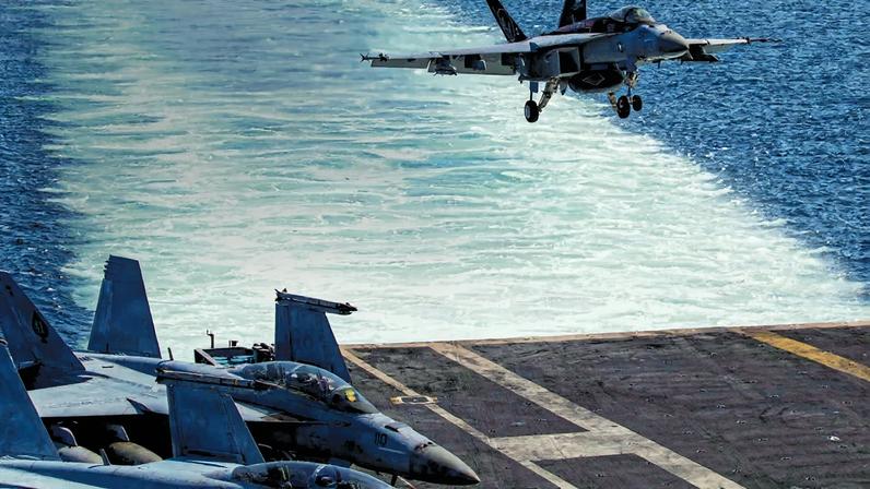 Os Estados Unidos mantêm força naval mo golfo Pérsico, pronta a entrar em ação