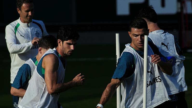 Portugal enfrenta eliminatória com a casa às costas