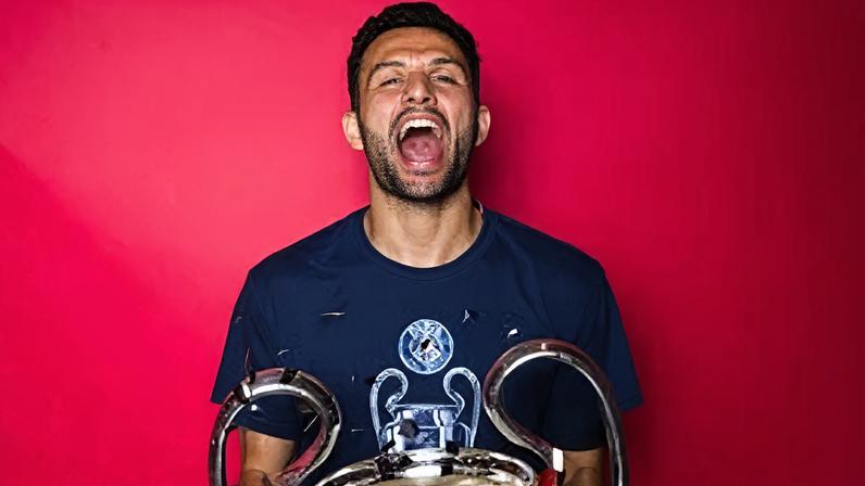 Gonçalo Ramos festeja a conquista da Liga dos Campeões em sessão fotográfica especial