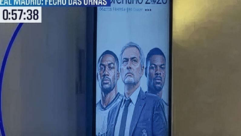O cartaz com Mourinho em destaque no hotel onde Florentino Pérez aguarda o resultado das eleições