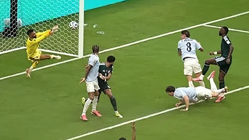 Al-Owais faz 9 defesas contra a armada uruguaia, mas não é o melhor