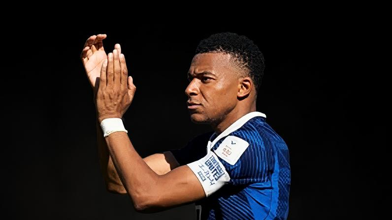 Mbappé afirma que jogar para calar críticos exigiria jogar até aos 80