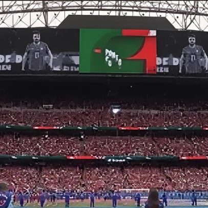 Imagem de Diogo Jota exibida em Houston após o hino nacional