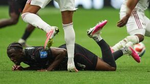 Koné (Canadá) fraturou a perna após lance com jogador do Qatar