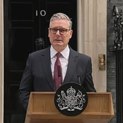 Keir Starmer emociona-se ao anunciar demissão como primeiro-ministro