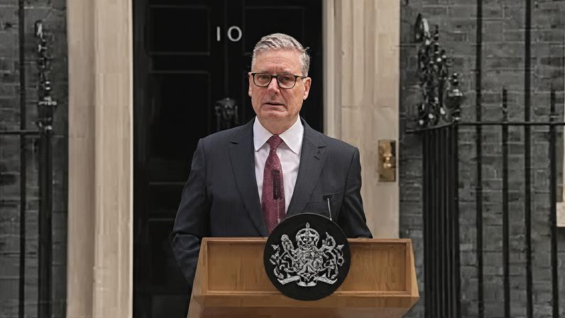 Keir Starmer emociona-se ao anunciar a demissão do cargo de primeiro-ministro do Reino Unido