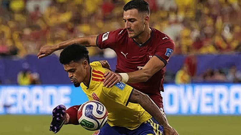 Diogo Dalot disputa a bola com Luis Díaz durante o Colômbia-Portugal